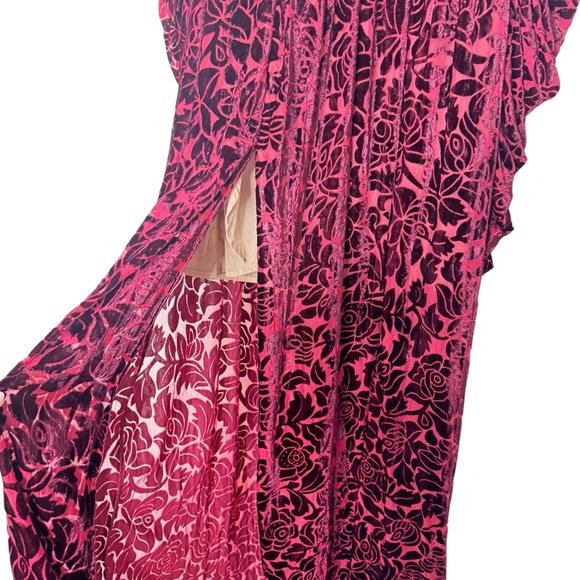 Elegant Burgundy Velvet Dress - Picture 9 of 16